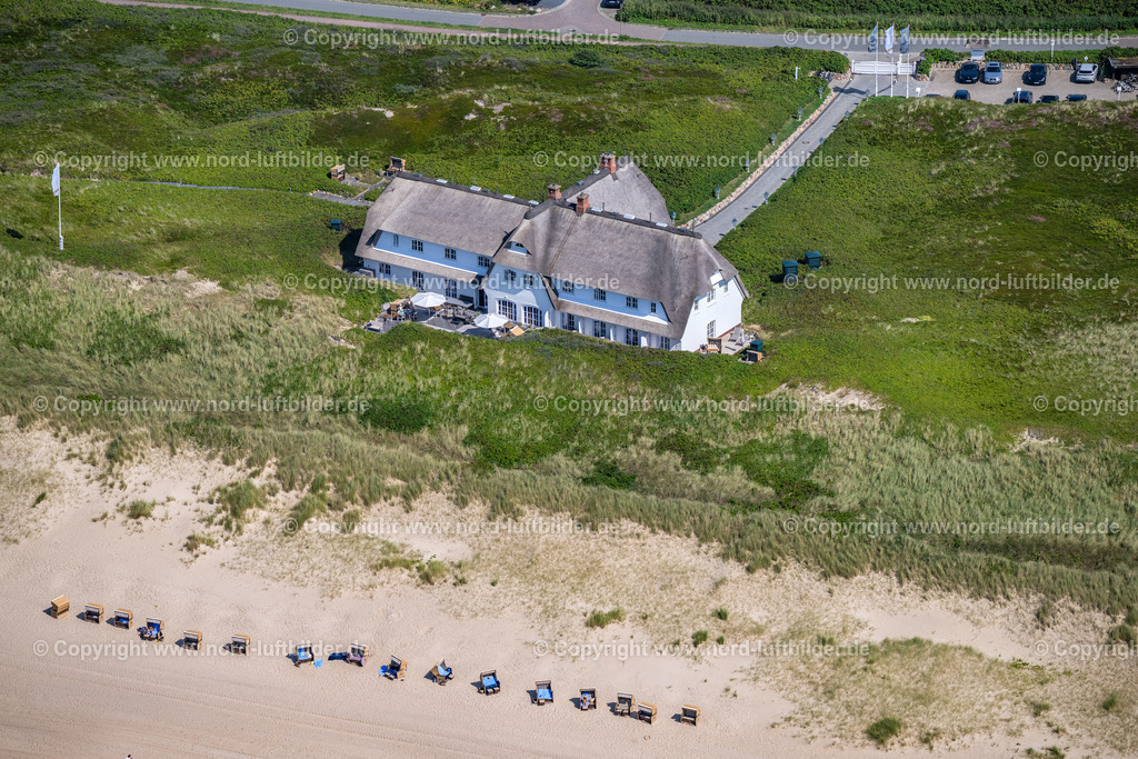 Sylt_Rantum_Slring_Hof_ELS_6125130825 | SYLT 21.06.2025 Gebäudekomplex der Hotelanlage " SÖL`Ring Hof " im Ortsteil Rantum (Sylt) in Sylt auf der Insel Sylt im Bundesland Schleswig-Holstein, Deutschland. Weiterführende Informationen bei: Sölring Hof. // Complex of the hotel building " SOeL`Ring Hof " in the district Rantum (Sylt) in Sylt on Island Sylt in the state Schleswig-Holstein, Germany. Further information at: Soelring Hof. Foto: Martin Elsen