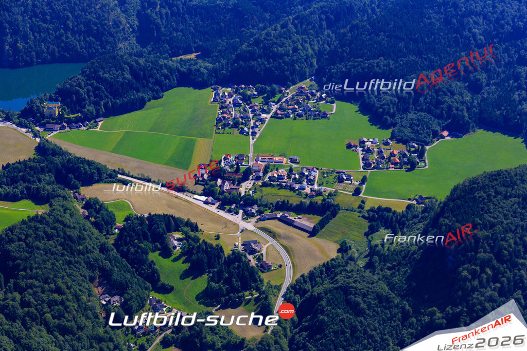 Die Luftaufnahme Brunnwinkel - Sankt Gilgen wurde 2017 mittels Flugzeug (keine Drohne) erstellt. Perfekte Schärfe und Druck- Auflösung- Garantiert!