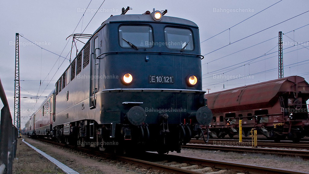 DB110121HHSued28p220109 | Stöbern Sie durch einzigartige Aufnahmen und finden die perfekte Aufnahme für jeden Eisenbahnentheusiast! Stellen Sie sich aus einer Reihe von Möglichkeiten wie der Druck auf Leinwände, Fotoposter, Kalender oder Magnetfotos Ihr Geschenk zusammen - Realisiert mit Pictrs.com