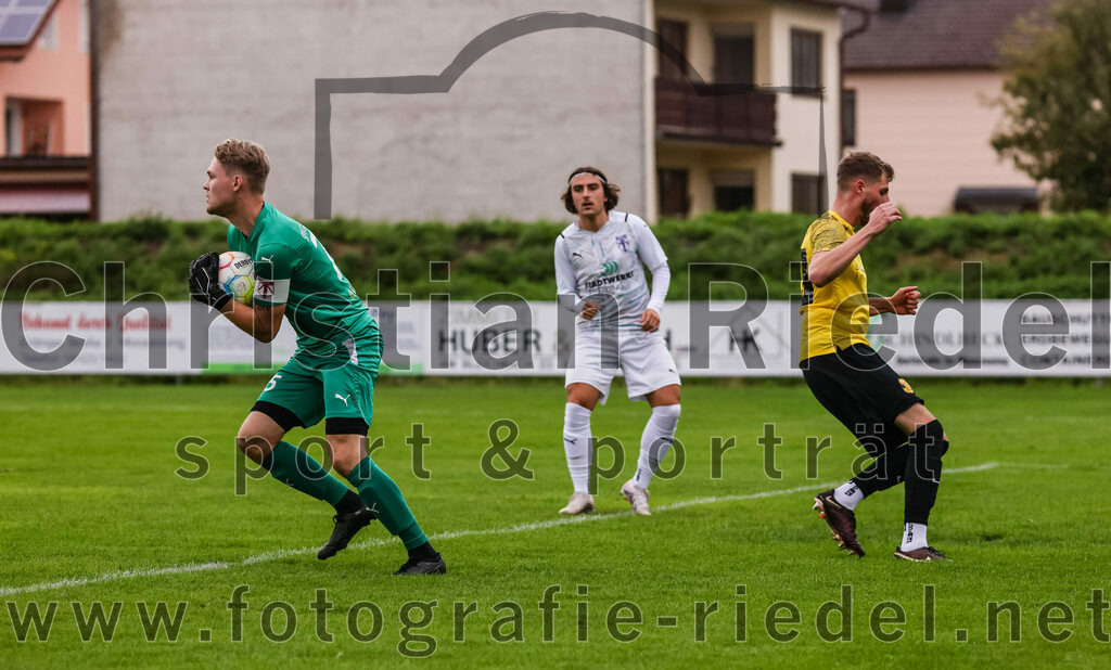 2023-08-09_011_FC_Moosinning_II_gegen_SpVgg_Altenerding | Moosinning, Deutschland, 09.08.2023:
Fußball, Kreisliga 2023 / 2024, 3. Spieltag, FC Moosinning II gegen SpVgg Altenerding, Endergebnis: 1:1

Torwart Lukas Loher (SpVgg Altenerding, #75), Lukas Bachmair (SpVgg Altenerding, #3), Christoph Kollmannsberger (FC Moosinning, #23)

Foto: Christian Riedel / fotografie-riedel.net
