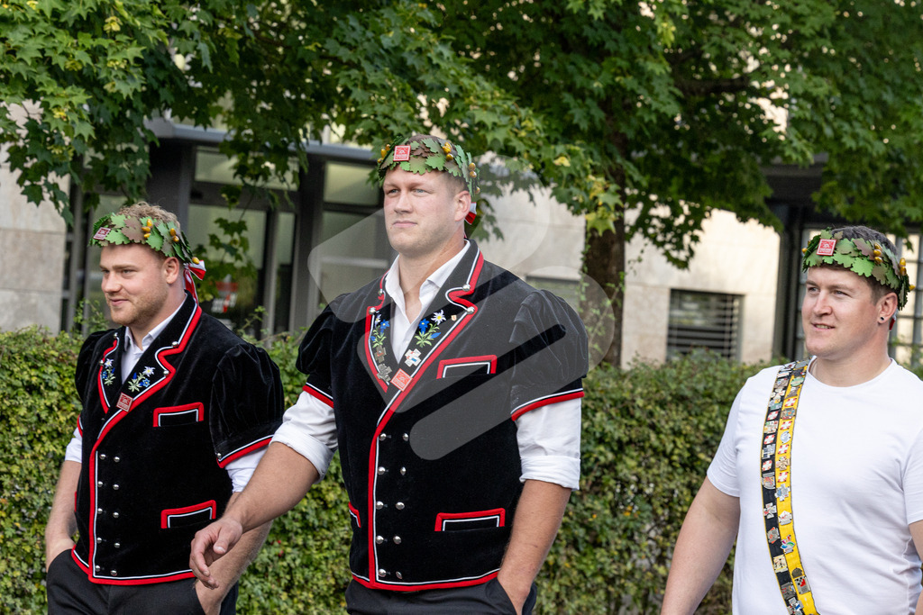 ESAF2025_Empfang_8195 | Die Schwinger des Schwyzer Kantonalen Schwingerverbandes: Fotos, die Dynamik und Leidenschaft festhalten, sowie emotionale Momente aus dem traditionellen Schwingsport zeigen. - Realisiert mit Pictrs.com