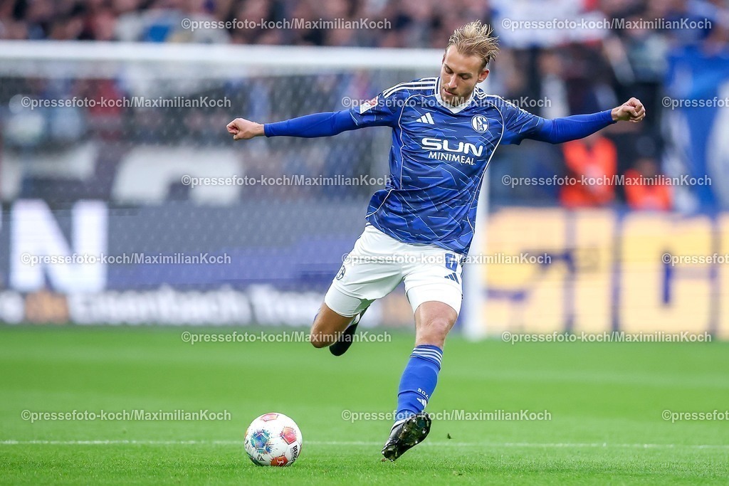 S0426092501071 | 25.09.2025, Fußball, FC Schalke 04 - SpVgg Greuther Fürth, 7.Spieltag, 2. Fußball Bundesliga, Veltins-Arena Gelsenkirchen, Saison 2025 2026: Timo Becker&nbsp;(Schalke04 #05) DFB regulations prohibit any use of photographs as image sequences and or quasi-video.
