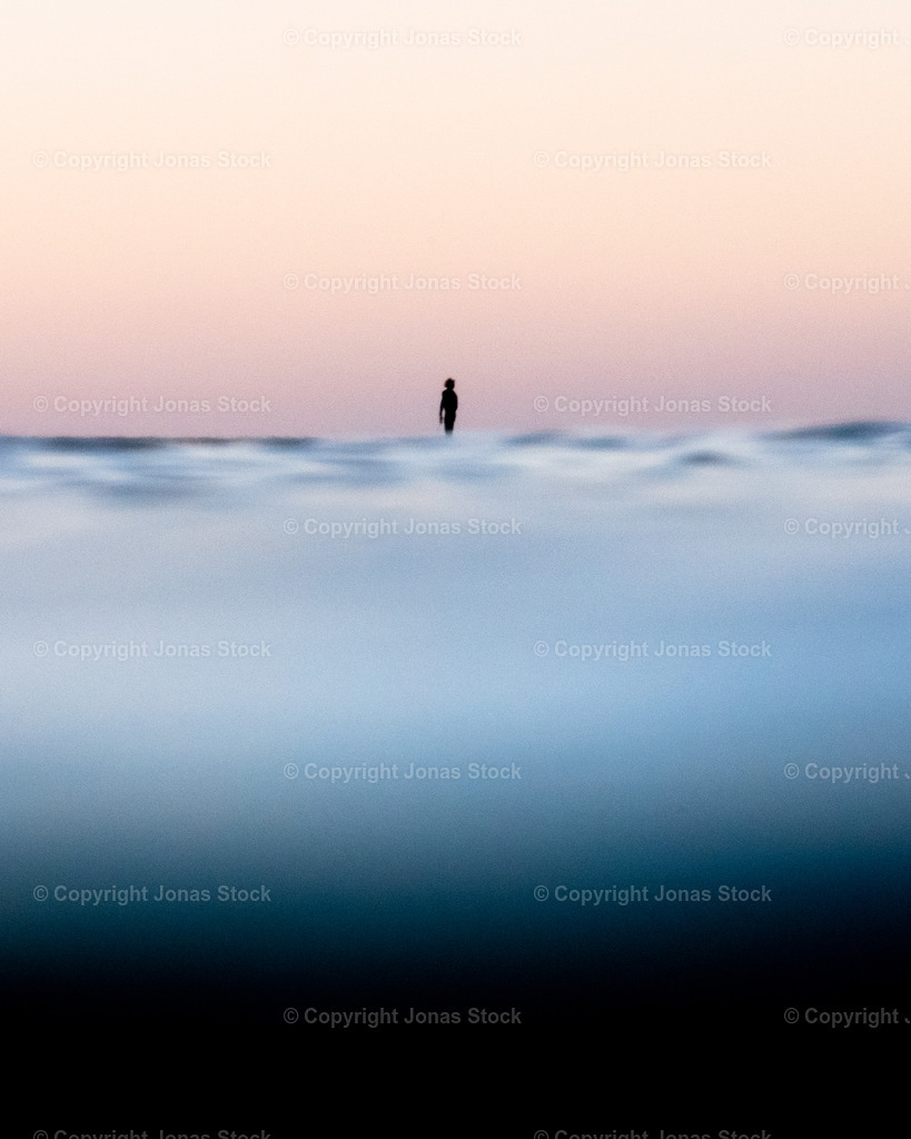 Cloudsurfer | Watershot of my friend getting ready for an early morning surf on a sandbank.  - Realisiert mit Pictrs.com