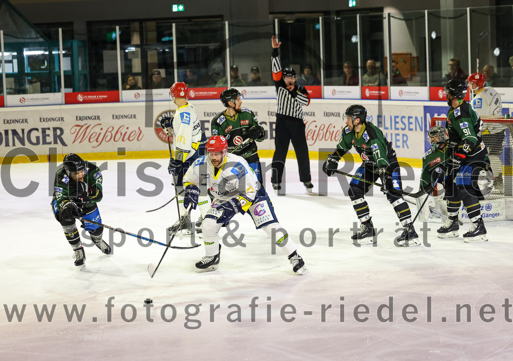 2023-01-06_049_TSV_Erding_gegen_ERV_Schweinfurt | Erding, Deutschland, 06.01.2023:
Eishockey, Bayernliga 2022 / 2023, 26. Spieltag, TSV Erding gegen ERV Schweinfurt, Endergebnis: 7:3

Elias Maier (Erding Gladiators, #15), Roni Rukajärvi (Erding Gladiators, #61), Philipp Michl (Erding Gladiators, #77), Torwart Christoph Schedlbauer (Erding Gladiators, #31), Rudolf Lorenz (Erding Gladiators, #91)

Foto: Christian Riedel / fotografie-riedel.net