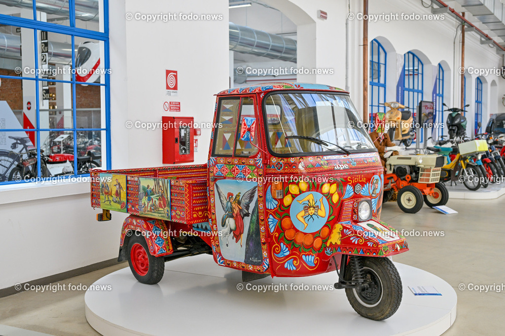 Italien_ Toskana_ Provinz Pisa_ Pontedera_ Vespa_ 29.05.2024-66 | 29.05.2024, Italien, ITA, Toskana, Pontedera im Bild Piaggio, Vespa, Museum

Piaggio ist ein italienischer Fahrzeughersteller mit Sitz in Pontedera. Das Unternehmen produziert verschiedene Mofas und Motorroller, unter anderem die Vespa, das Lastendreirad Ape sowie den Kleintransporter Porter. Zum Konzern gehören auch die Motorradmarken Aprilia, Derbi, Gilera, Laverda und Moto Guzzi. 
Quelle: Wikipedia