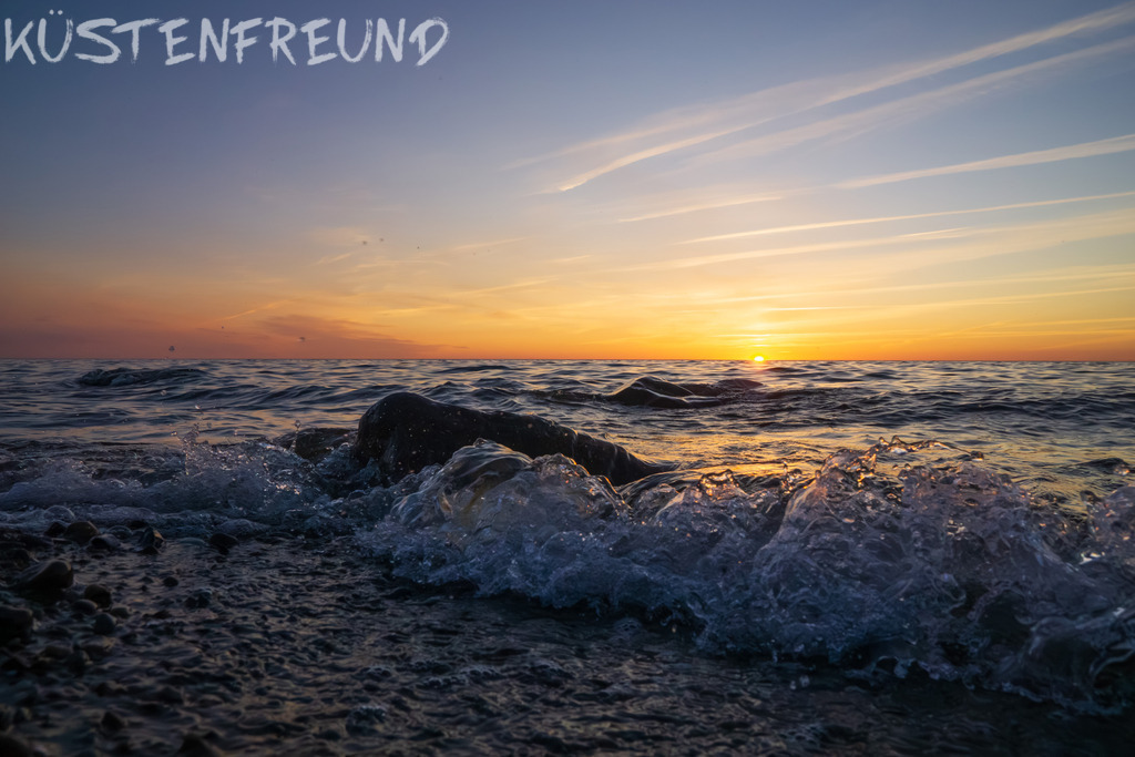 Sonnenuntergang am Meer XIII // Fotoserie Sunset & Splash | Entdecke deine Lieblingslandschaft von der Küste – auf Ostsee Leinwand, Nordsee Leinwand, Alu Dibond oder Acrylglas, passend für jeden Geschmack und Raum.