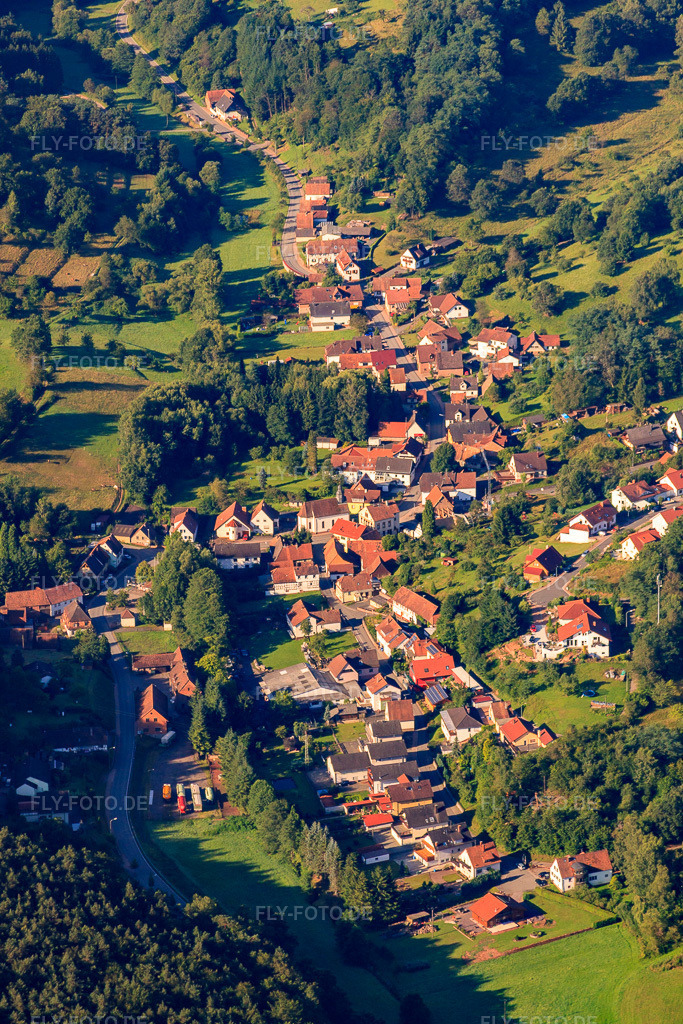Luftbild: Dorf im Pfälzerwald von Norden in Vorderweidenthal im Bundesland Rheinland-Pfalz in Deutschland. Foto: IMG_31014.jpg vom 07.08.2010 durch Werner Riehm/FLY-FOTO.de