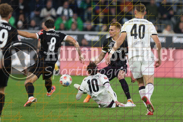 Borussia Mönchengladbach vs SC Freiburg - Bundesliga  | Mönchengladbach, Deutschland, 05.10.25:   Maximilian Eggestein (SC Freiburg) und Florian Neuhaus (Borussia Mönchengladbach) im Kampf um den Ball waehrend des Spiels der Bundesliga zwischen Borussia Mönchengladbach vs SC Freiburg im Stadion im Borussia Park(Foto von Brauer-Fotoagentur / Adrian Schlueter)