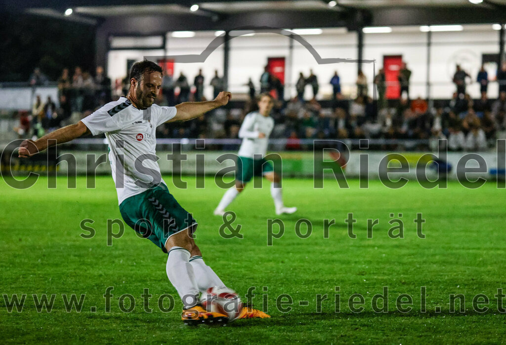 2023-10-13_062_FC_Schwaig_gegen_TSV_Ampfing | Oberding, Deutschland, 13.10.2023:
Fußball, Landesliga Südost 2023 / 2024, 16. Spieltag, FC Schwaig gegen TSV Ampfing, Endergebnis: 3:2

Mirza Idrizovic (FC Schwaig, #25)

Foto: Christian Riedel / fotografie-riedel.net