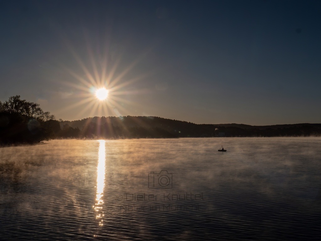 Morgennebel über der Möhne | Gegenlichtaufnahme früh  morgens an der Möhne mit Morgennebel - Realisiert mit Pictrs.com
