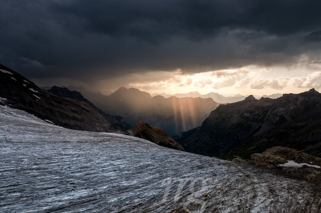 rays of light | spectacular light rays in the Bernese Alps after a thunderstorm - Realisiert mit Pictrs.com