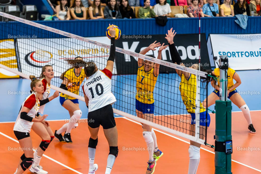 2023-00070906-Freundschaftsspiel-Deutschland-Ukraine | Angriff Lena STIGROT GER 20.05.2023; Berlin Foto: Gerold Rebsch - www.beachpics.de

