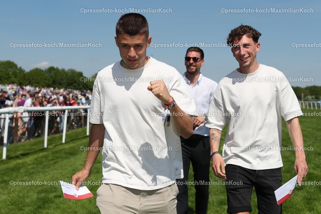 HanMX01052588041 | 01.05.2025, Fußball, Hannover 96 Renntag, Die Fußballprofis von Hannover96 zu Gast auf der Pferderennbahn Neue Bult. Im Bild Nicolo Tresoldi und Jannik Rochelt (L-R)