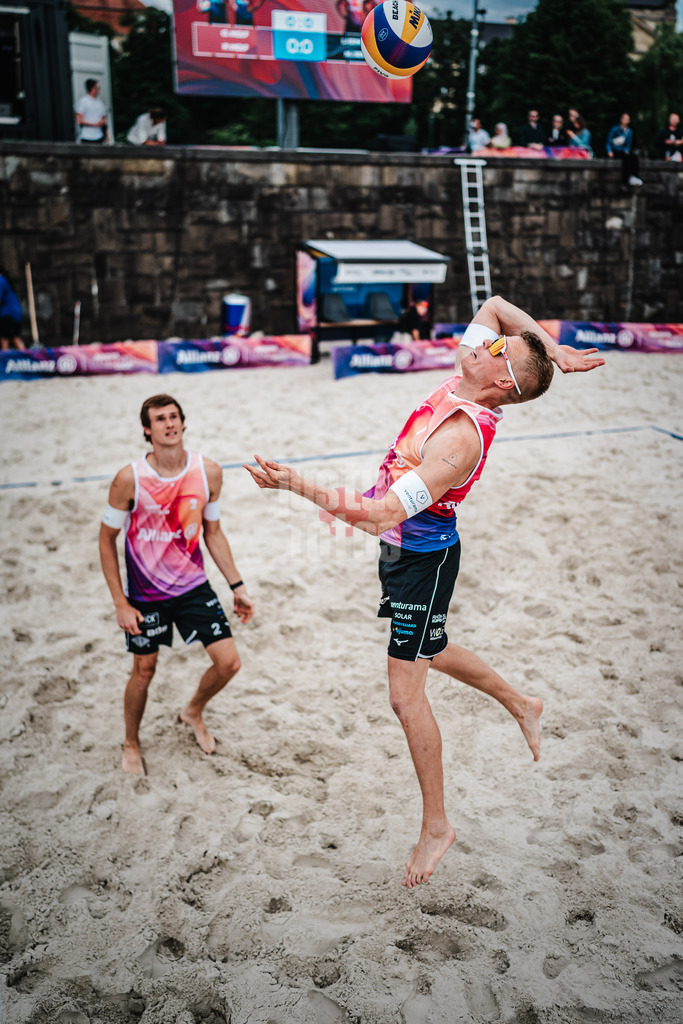 Beachvolleyball | Männer | German Beach Tour 2024 | Tourstop Düsseldorf | 18.05.2024 | Georg Wolf in der Luft beim einspielen