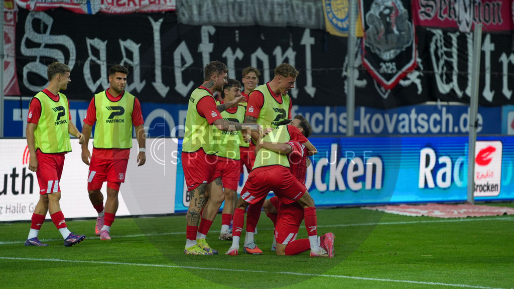 Fußball, Herren, Saison 2025/2026, Regionalliga Nordost, 5. Spieltag, Hallescher FC vs. FSV 63 Luckenwalde, Dienstag 26.08.2025, Leuna-Chemie-Stadion Halle, | Fußball, Herren, Saison 2025/2026, Regionalliga Nordost, 5. Spieltag, Hallescher FC vs. FSV 63 Luckenwalde, Dienstag 26.08.2025, Leuna-Chemie-Stadion Halle, Im Bild: Jubel beim Halleschen FC nach dem Treffer zum 3:0. - Realisiert mit Pictrs.com