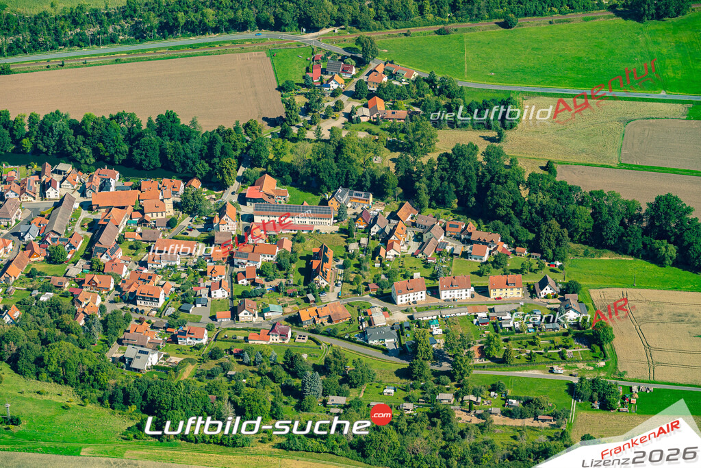 Luftaufnahme Dorfstrasse Henfstädt - Die Luftaufnahme wurde 2025 vom UL-Flugzeug heraus erstellt ( ohne Drohne ) - Hochauflösende Luftaufnahme - für professionelle Ausdrucke geeignet. Die Geschenkidee !Mit Lizenz und Bildrechte bestellbar