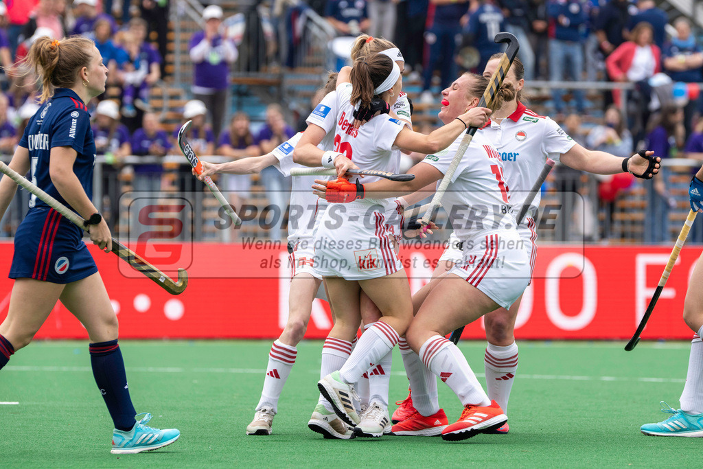 Final4_20240518-1151-0047 | Bonn, Deutschland, 18.05.2024: Emma Boermans (Rot-Weiss Koeln), Katharina Reuten (Rot-Weiss Koeln), Lea Thomas (Rot-Weiss Koeln) in Aktion waehrend des Spiels der Deutsche Feldhockey-Meisterschaften 2024 zwischen Final 4 Damen Rot Weiss Köln - Mannheimer HC im Bonner THV am 18.05.2024 in Bonn, Deutschland. (Foto von Stephan Fehrmann)

Bonn, Germany, 18.05.2024: Emma Boermans (Rot-Weiss Koeln), Katharina Reuten (Rot-Weiss Koeln), Lea Thomas (Rot-Weiss Koeln) in action during the game of Deutsche Feldhockey-Meisterschaften 2024 between Final 4 Damen Rot Weiss Köln - Mannheimer HC in Bonner THV at 18.05.2024 in Bonn, Deutschland. (Foto from Stephan Fehrmann)