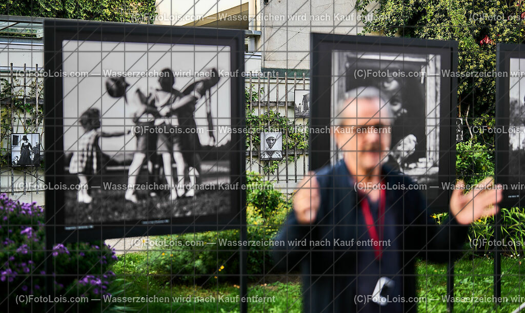 ALP6286_TdBerufsfotografie_Baden_Faber ueber Koppitz | (C)FotoLois.com, Alois Spandl, Tage der NÖ Berufsfotografie in Baden, Rundgang durch die Ausstellung Rudolph Koppitz mit Kunsthändler und Galerist Johannes Faber, Fr 6. Oktober 2023.