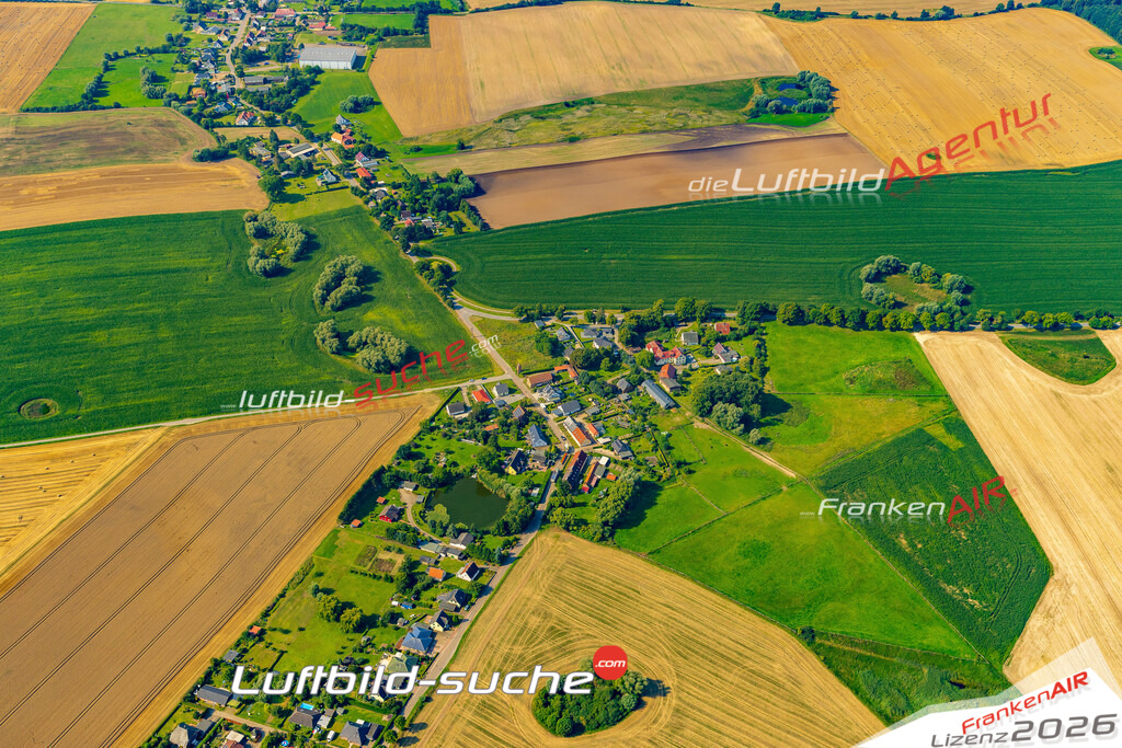 Klassische Luftaufnahme ohne Drohne zeigt:Reinshagen Hof bei Satow - Die Luftbildaufnahme wurde 2025 vom UL-Flugzeug heraus erstellt ( keine Drohnenaufnahme ) - Hochauflösende Luftaufnahme -Nicht vergleichbar mit Google Maps oder Satelittenbilder- Die Geschenkidee !Mit Lizenz und Bildrechte bestellbar
