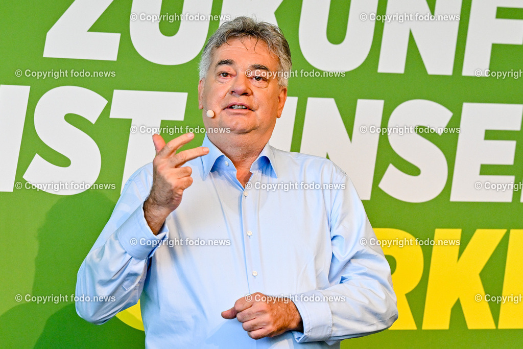 Landesversammlung der Gruenen Ooe 2023_ Zukunft ist unsere Staerke_ 21.10.2023-51 | 21.10.2023, Lentos Linz, AUT, Landesversammlung der Gruenen Ooe 2023, Zukunft ist unsere Staerke, im Bild Vizekanzler Werner Kogler (Die Gruenen, Vizekanzler, Kunst, Kultur, oeffentlichen Dienst und Sport)