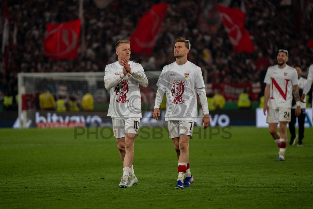 VfB Stuttgart vs. SC Freiburg, Fussball, DFB-Pokal, Halbfinale, 23.04.2026 | Chris Fuehrich (VfB Stuttgart, #10) und Maximilian Mittelstaedt (VfB Stuttgart, #07) in Finalshirts,VfB Stuttgart vs. SC Freiburg, Fussball, DFB-Pokal, Halbfinale, 23.04.2026DFB regulations prohibit any use of photographs as image sequences and/or quasi-video