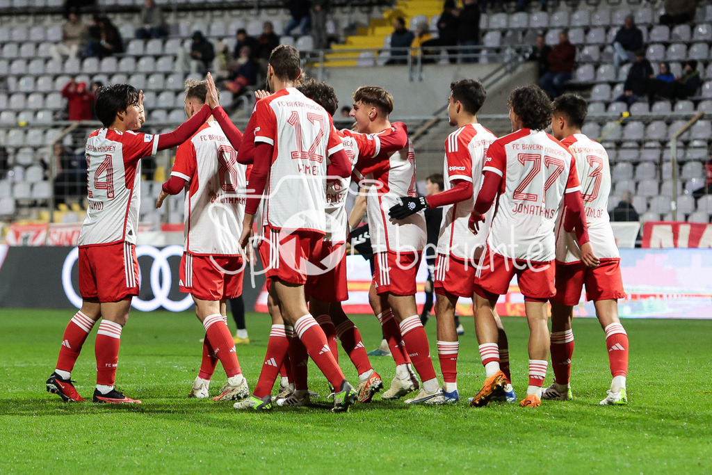 FC Bayern Amateure - SV Wacker Burghausen | Jubel der Amateure nach dem Treffer zum 2-0 druch Davide Dell'ERBA (FCB #19) / Tor / Torschuetze / Freude