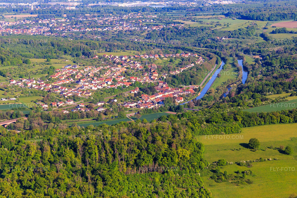 Aerial view: View of the town on the Saar River and the Canal des houllères de la Sarre from the southeast. in Wittring in the state Moselle, France. – Photo: IMG_146094.jpg taken on 05/01/2025 by Werner Riehm/FLY-FOTO.com – Resolution of the original: 5472 x 3648 px