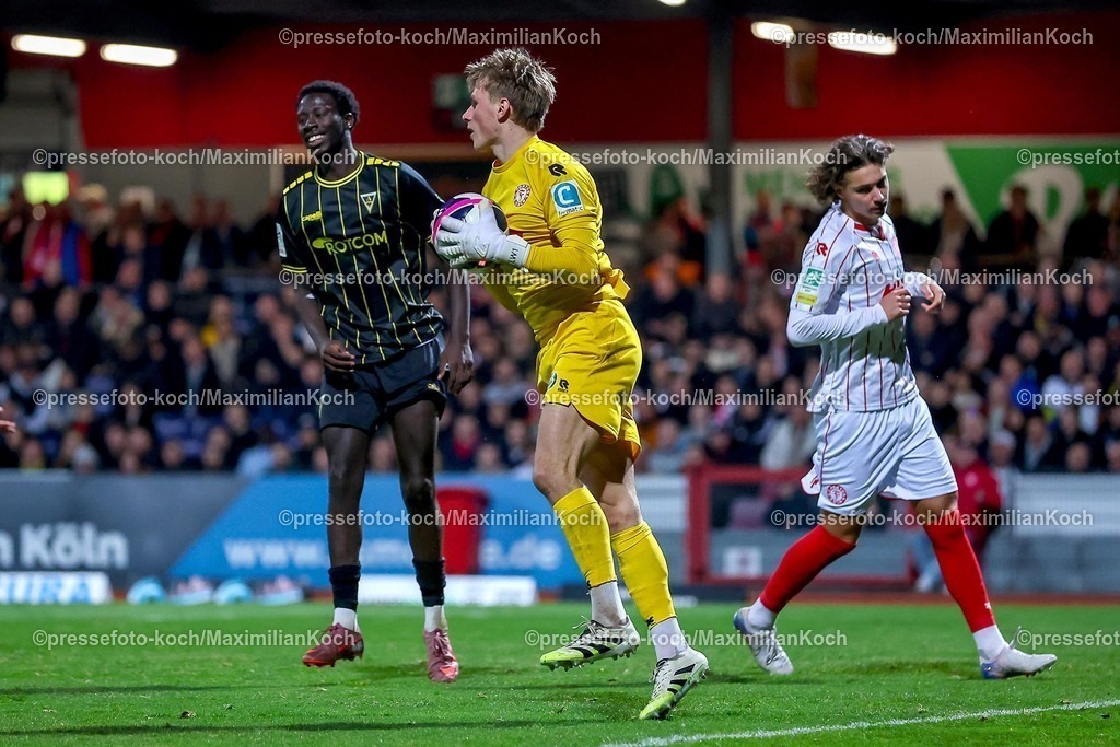 FKo26022601105 | 26.02.2026, Fußball, Landespokal Mittelrhein, SC Fortuna Köln - TSV Alemannia Aachen, Südstadion, Viertelfinale Bitburger-Pokal, Saison 2025 2026: Lennart Winkler&nbsp; (SC Fortuna Köln #01) verteidigt das Tor gegen Omar Sillah (Alemannia Aachen #42)   DFB regulations prohibit any use of photographs as image sequences and or quasi-video.