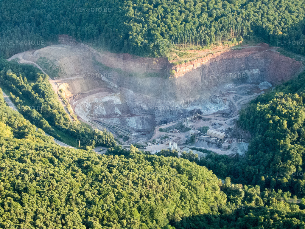 Luftbild: Gelände und Abraum- Flächen Zement- Tagebau der Heidelberger Beton GmbH - Region Süd-West in Waldhambach im Bundesland Rheinland-Pfalz in Deutschland. Foto: P7130208.jpg vom 13.07.2017 durch Werner Riehm/FLY-FOTO.de