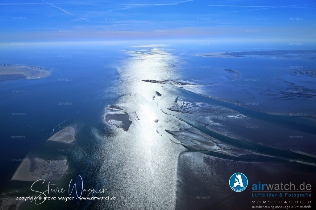 Wattenmeer, Fahrrinne und Priele - Hallig Langeneß | Entdecken Sie atemberaubende Luftbilder und Fotografien auf airwatch.de - Tauchen Sie ein in eine Welt voller faszinierender Aufnahmen aus der Vogelperspektive.