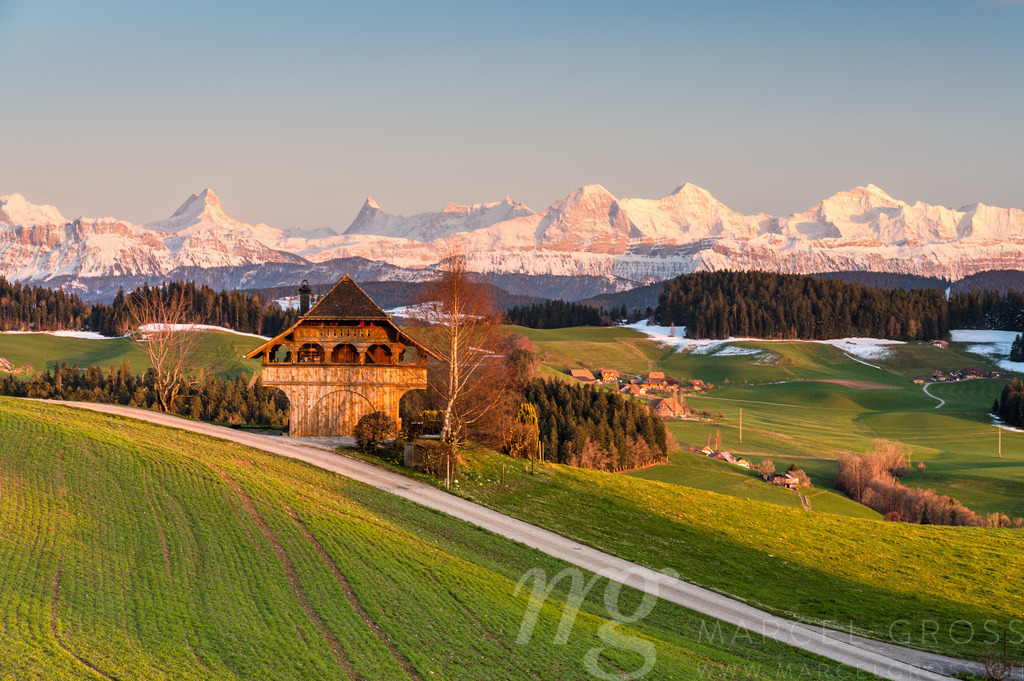 Stöckli at sunset with Schreckhorn, Finsteraarhorn and Eiger, Mönch and Jungfrau in the Background | Die ideale Geschenkidee für Naturliebhaber. Naturbilder von Marcel Gross Photography für ihr Zuhause in den verschiedensten Formaten und Materialien. - Realisiert mit Pictrs.com