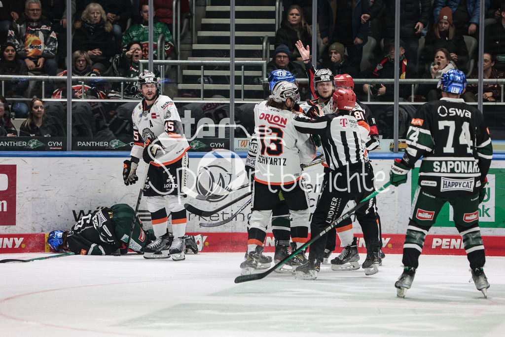Augsburger Panther - Loewen Frankfurt | Ryan OLSEN (FRA #81) muss nach einem boesen Foul an Niklas LAENGER (AEV #65) in die Kabine