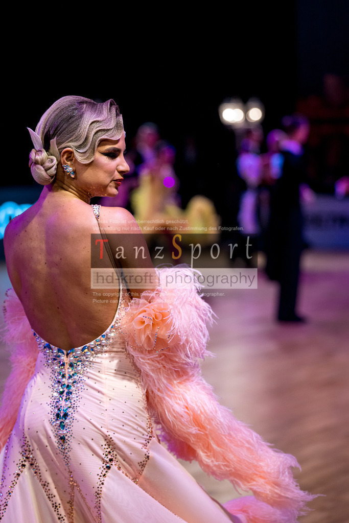 20251212_WDSF_World_Ch_Cup_RS-Std_1035-2 | Tanzsportbilder, Standardtanz, Lateintanz, WDSF, DTV, LTVB, dancecomp, goc, hessen tanzt, blaues band der spree, walzer, tango, wiener walzer, slowfox, quickstepp, samba, rumba, cha-cha-cha, paso doble. jive, hd-kroft photography, turniertanzsport