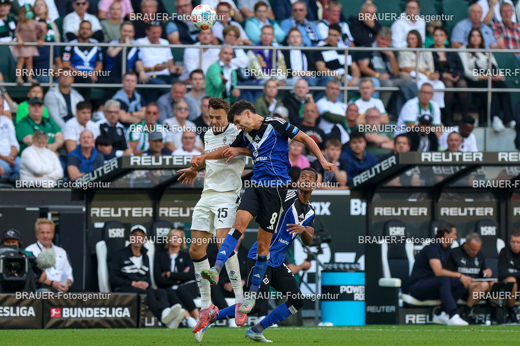 Borussia Mönchengladbach vs Hamburger SV - Bundesliga  | Mönchengladbach, Deutschland, 24.08.25:   Haris Tabakovic (Borussia Mönchengladbach) und Daniel Elfadli (Hamburger SV) im Kampf um den Ball waehrend des Spiels der Bundesliga zwischen Borussia Mönchengladbach vs Hamburger SV im Stadion im Borussia Park(Foto von Brauer-Fotoagentur / Adrian Schlueter)