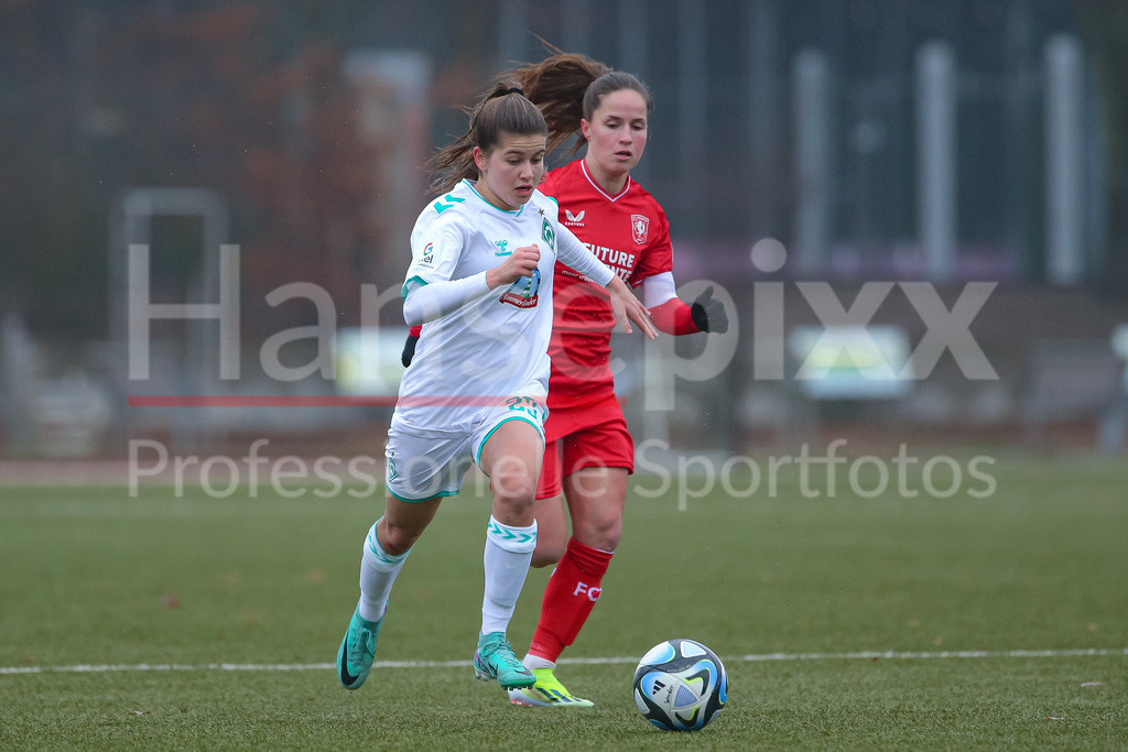 Fussball, Testspiel Frauen, SV Werder Bremen - FC Twente Enschede | v.li.: Melina Kunkel (SV Werder Bremen, 29) und Marisa Olislagers (FC Twente Vrouwen, 5) im Laufduell, Zweikampf, Duell, Dynamik, Aktion, Action, Spielszene