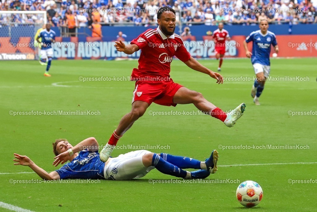 xSSC26072501028 | 26.07.2025, xsscx, Fuﬂball, FC Schalke 04 - FC Sevilla, 2. Fuﬂball Bundesliga, VELTINS-Arena, Saison 2025 2026: Felipe Sanchez (FC Schalke 04 #2) im Zweikampf gegen Stanis Idumbo (FC Sevilla #27) DFB regulations prohibit any use of photographs as image sequences and or quasi-video.