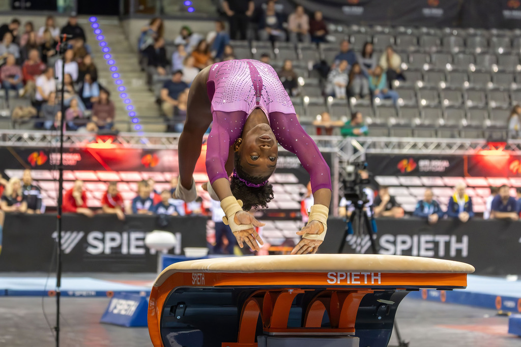 Stuttgart: DTB-Pokal 2026, Gerätfinals | Stuttgart: DTB-Pokal 2026, Gerätfinals***Nikita Theodat (Kanada) am Sprung - Realisiert mit Pictrs.com