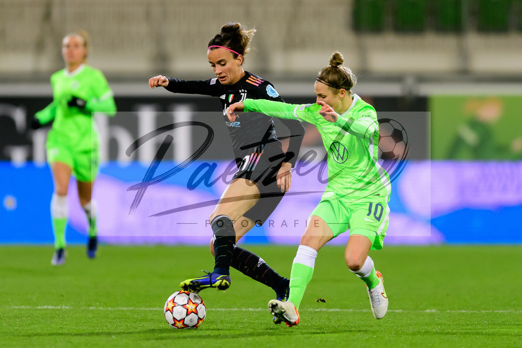WOBJUV20211118_147 | Fussball, Frauen: Barbara Bonansea (Juventus FC) und Svenja Huth (VfL Wolfsburg) im Zweikampf bei dem Spiel der UEFA Women´s Champions League zwischen VfL Wolfsburg und Juventus Turin im AOK-Stadion am 18.11.2021 in Wolfsburg, Deutschland. - Realisiert mit Pictrs.com