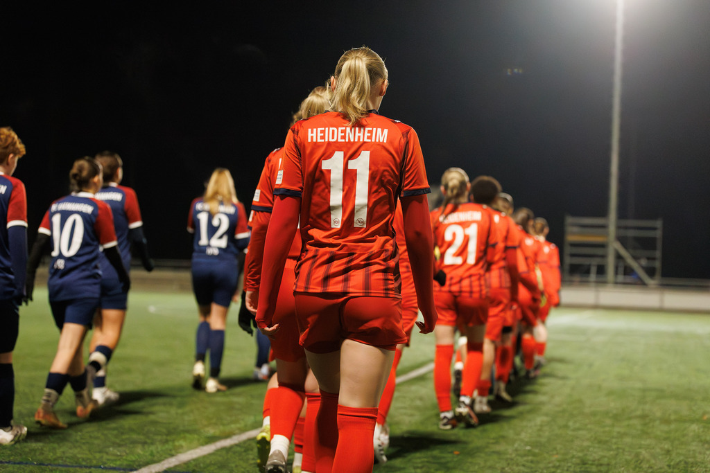 FCHFCE_251121_0245 | 1.FC Heidenheim 1846 II vs. FC Ellwangen II, Fußball, Frauen, Bezirksliga, 2025/2026, 10. Spieltag, 22.11.2025 in Heidenheim, Kunstrasen b. Voith-Arena West, Flutlichtspiel(Foto: Michael Bulling) - Realisiert mit Pictrs.com