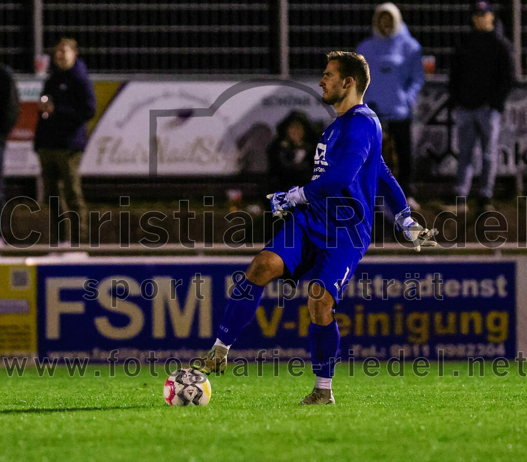 2023-10-27_104_VfB_Hallbergmoos_gegen_FC_Schwaig | Hallbergmoos, Deutschland, 27.10.2023:
Fußball, Landesliga Südost 2023 / 2024, 18. Spieltag, VfB Hallbergmoos gegen FC Schwaig, Endergebnis: 2:3

Torwart David Hundertmark (VfB Hallbergmoos, #1)

Foto: Christian Riedel / fotografie-riedel.net