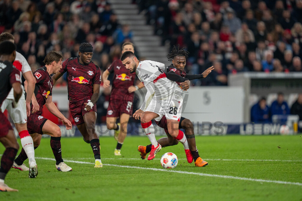 VfB Stuttgart vs. RB Leipzig, Fussball, 1. Bundesliga, 26. Spieltag, 15.03.2026 | Castello Lukeba (RB Leipzig, #23) und Ezechiel Banzuzi (RB Leipzig, #06) gegen Deniz Undav (VfB Stuttgart, #26),VfB Stuttgart vs. RB Leipzig, Fussball, 1. Bundesliga, 26. Spieltag, 15.03.2026Foto: photosbyphips/Philip Ziegler