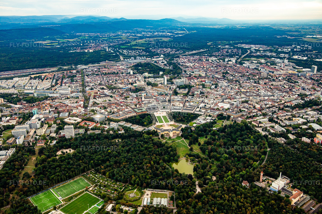 Luftbild: Stadtansicht aus Norden mit Schlosspark, Schloss, Schlossplatz und Zirkel im Ortsteil Innenstadt-West in Karlsruhe im Bundesland Baden-Württemberg in Deutschland. Foto: IMG_138771.jpg vom 16.09.2023 durch Werner Riehm/FLY-FOTO.de