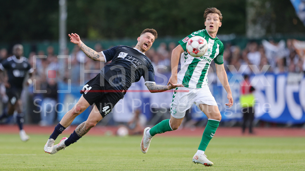 Fussball, Regionalliga Nord, SV Werder Bremen II - VfB Oldenburg | v.li.: Nico Knygstock (VfB Oldenburg, 44)nund Karlo Simic (SV Werder Bremen II, 11) im Zweikampf, Duell, Dynamik, Aktion, Action, Spielszene