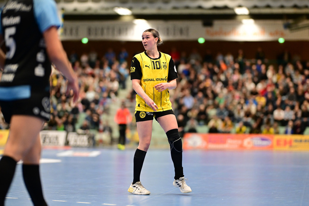 Handball I Frauen I Saison 2024-2025 I 1. HBF I 12. Spieltag I Buxtehuder SV - Borussia Dortmund | Lena Sophia Degenhardt (10, Borussia Dortmund) - Realisiert mit Pictrs.com