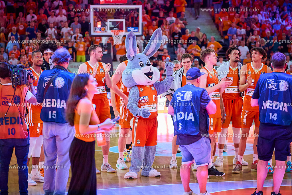 GER, ratiopharm ulm gegen FC Bayern, Basketball, 2. PlayOff, Finale, EasyCredit Bundesliga, Spielzeit 2024/2025, 18.06.2025 | Zufriedene Gesichter beim Team von ratiopharm ulm nach SpielendeGER, ratiopharm ulm gegen FC Bayern, Basketball, 2. PlayOff, Finale, EasyCredit Bundesliga, Spielzeit 2024/2025, 18.06.2025Foto: Eibner-Pressefoto/Gerald Oelze-de Stoppany