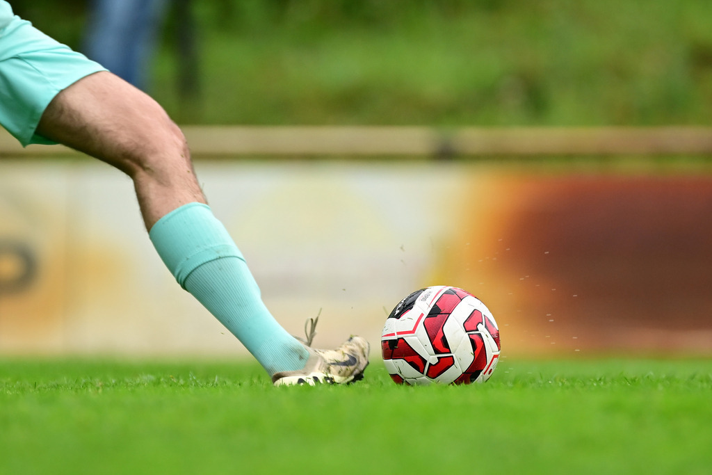 Fußball I Herren I Saison 2024-2025 I Oberliga Hamburg I 31. Spieltag I FC Türkiye - SC Vorwärts-Wacker Billstedt | Symbol, Symbolfoto, Symbolbild, Sinnbild, Bildsymbol, Darstellung, Signum: Fußball, Fussball, auf dem Boden, Abschlag, Abstoß, Fußballschuh, Schuh, Ball, Linie, Rasen, Freistoß, Elfmeter, 11-Meter, 11 meter, Eckstoß, Ecke,  - Realisiert mit Pictrs.com