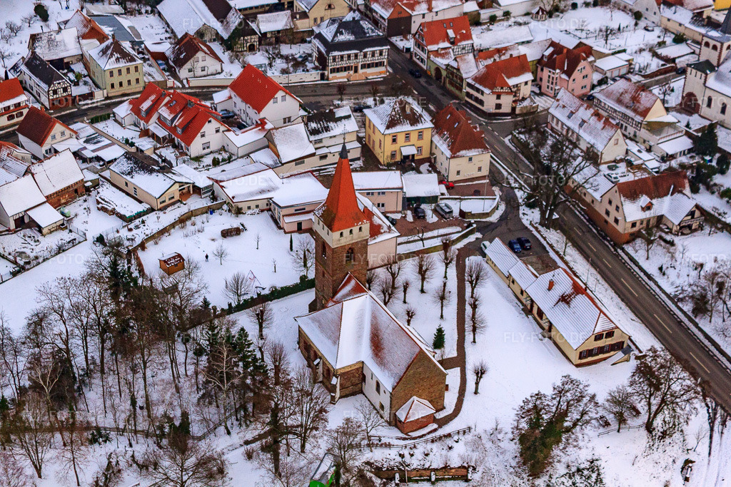 Luftbild: Protest. Kirche Im Winter bei Schnee in Minfeld im Bundesland Rheinland-Pfalz in Deutschland. Foto: IMG_23579.jpg vom 16.01.2010 durch Werner Riehm/FLY-FOTO.de