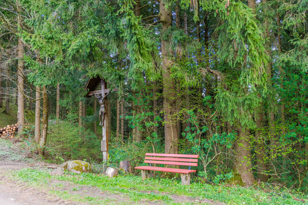 Schmieders Kruez | Wegkreuz mit Rohebank - Realisiert mit Pictrs.com