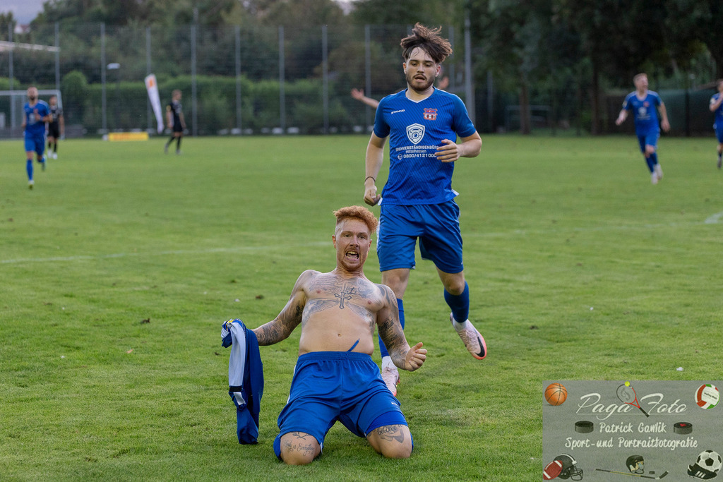 Hessenliga: Türk Gücü Friedberg - FC Eddersheim, 09.08.2024 | Noah Michel (Türk Gücü Friedberg #33) jubelt ohne Trikot nach seine mTor zum 5:3, Türk Gücü Friedberg - FC Eddersheim, Friedberg, Städtischer Sportplatz, 9.8.2024 - Realisiert mit Pictrs.com