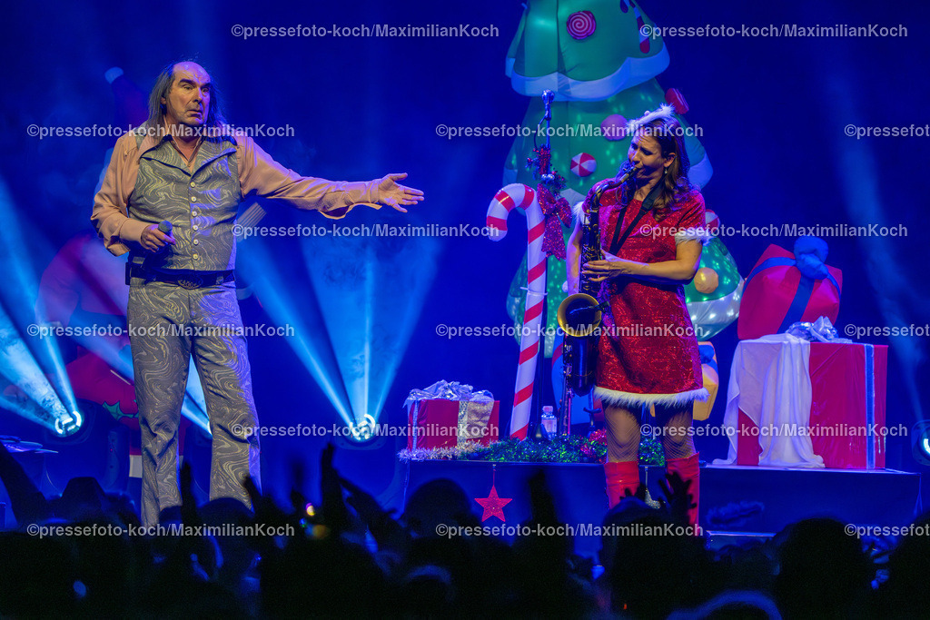 KKU20122401034 | 20.12.2024, xkkux, Düsseldorf, Mitsubishi Electric HALLE,  Die Band Guildo Horn und Die Orthopädischen Strümpfe performen bei ihrem Show-Konzert Weihnachten mit Guildo